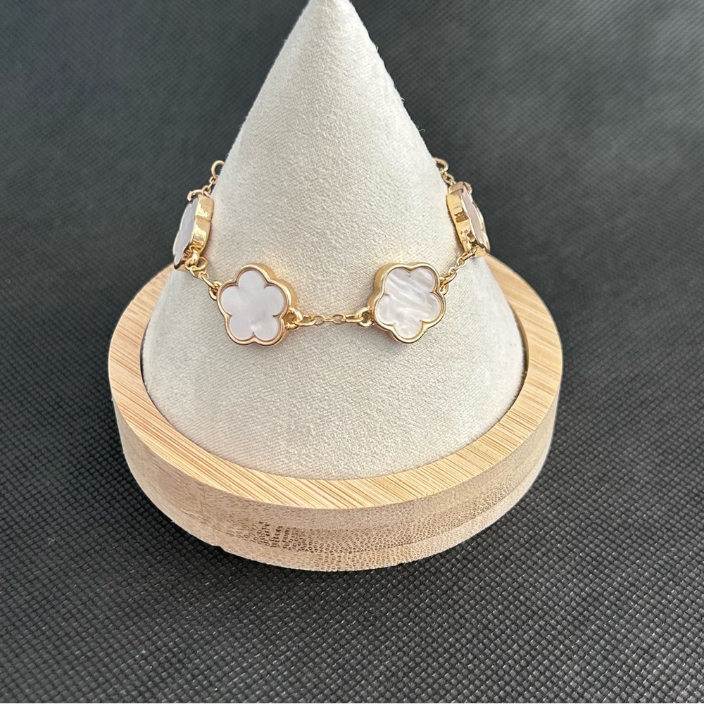 Clover Bracelet Mother of Pearl 5 Flower Size 7.5 - Picture 4 of 10